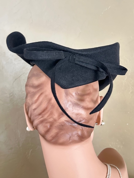 GLAMOROUS 1940s\' BLACK FELT TILT HAT +POINTY BACK main image 15